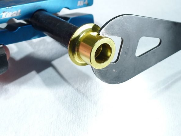 Torque to 6nm using an axle vise to hold the axle