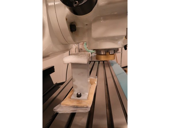 Move the head back on the Y-Axis until the top of the head shipping block is aligned with the area where the ram meets the head (see image on the left).