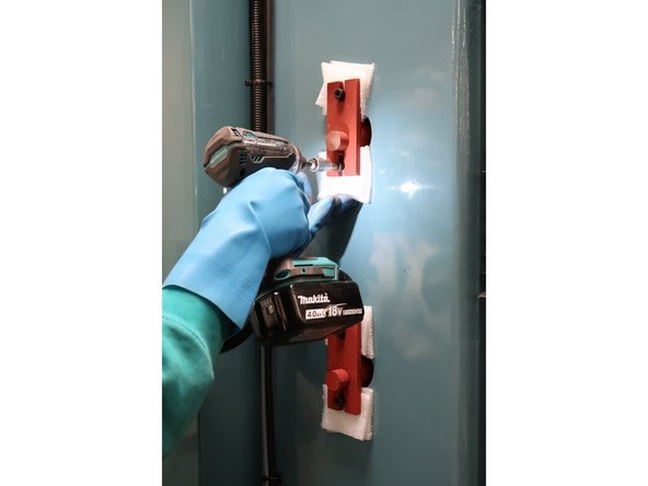 Using a 6 MM Hex Socket, center screw the counterweight support brackets into the column, and make sure that the counterweight support is held tightly.