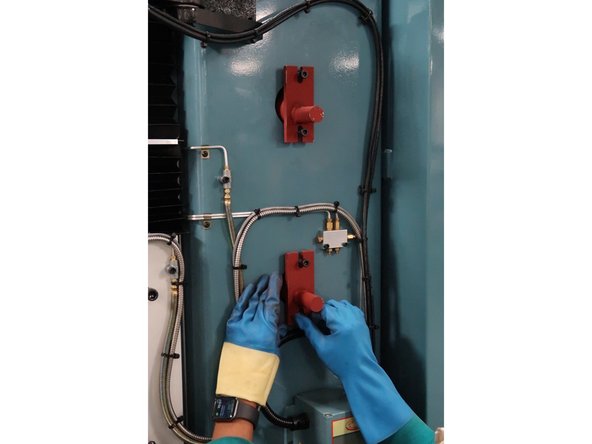 Make sure that the counterweight support brackets are tightly secured on both sides of the column.