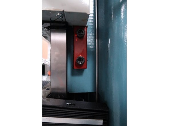 Place foam or cardboard in between both the support blocks and the Z Way Surface on both sides of the machine to prevent damage.