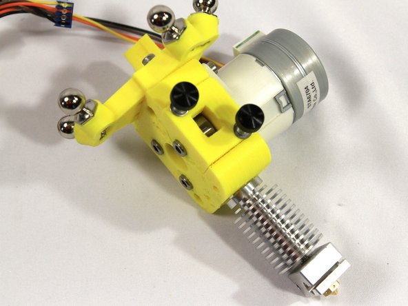 Test fit the heatsink into the extruder as shown. It should be a snug friction fit but should not take extreme force. Use an X-acto knife to remove any burrs or plastic fragments if it does not fit easily.