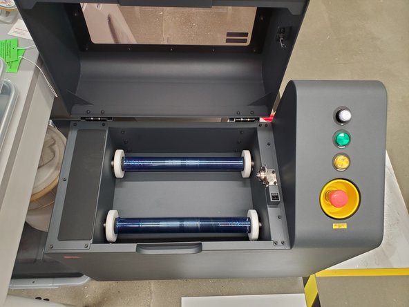 The blender has a single powered roller and an idler roller