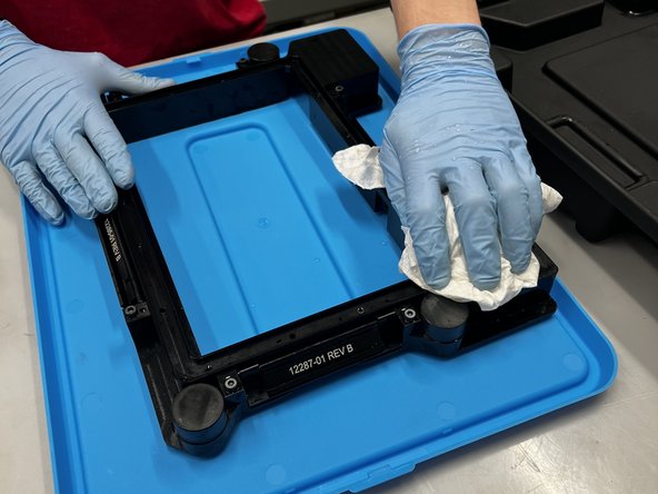 Place the tank frame on the lid of the storage box and dry with a paper towel.