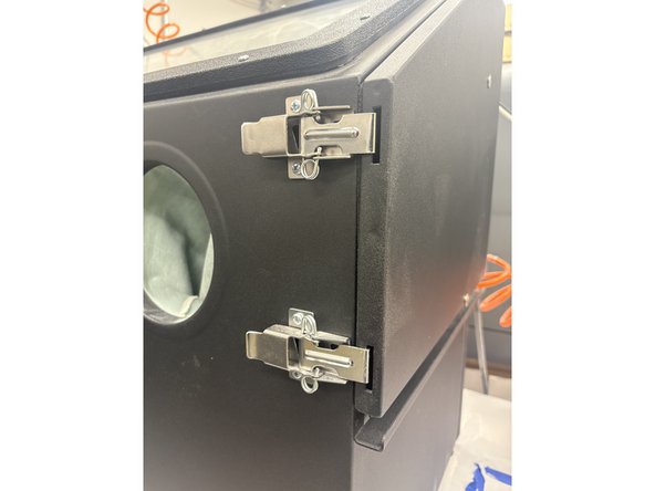 Step 4: Look at the outside of the sandblaster. Take notice of the latches to open the door. The pressure gauge, which tracks the psi of the static nozzle. Also the knob on the left side of the machine to adjust pressure.