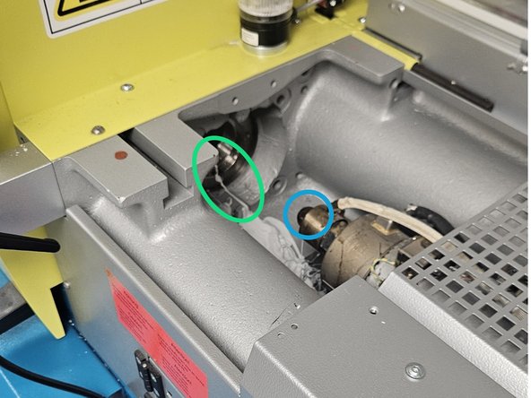 Move the plasticizing unit all the way back by holding the unit back button until movement stops. The circle indicator will turn yellow when the retraction limit has been reached; this is the case for all of the operating keys.