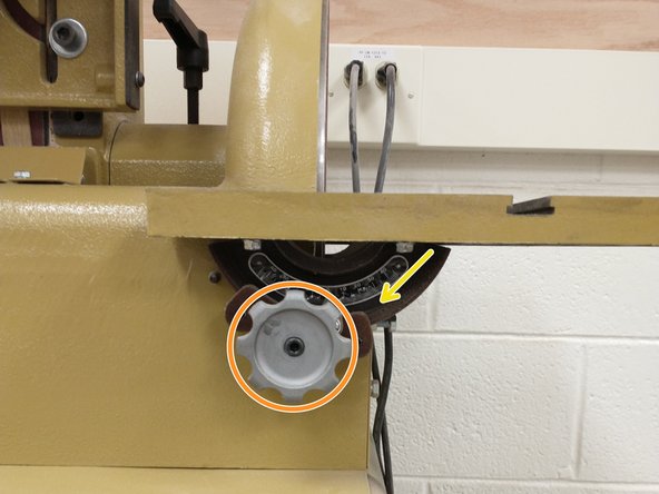 Loosen the locking knob to angle the fence. This allows you to sand at an angle.