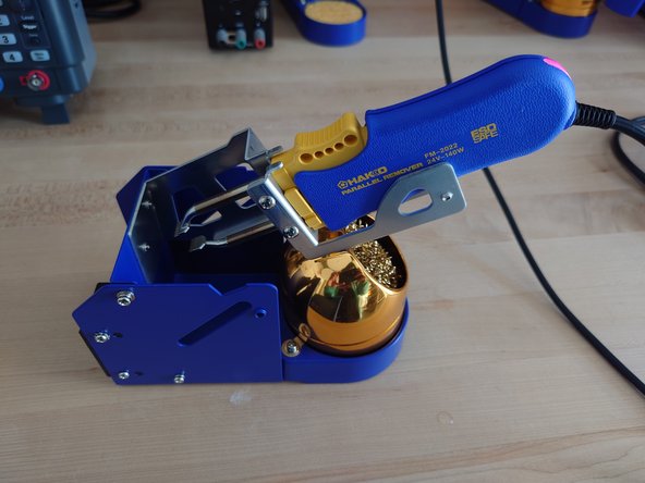 Squeeze the trigger to press the two tips together. Do this in order to solder both sides of an IC, or grasp it to desolder and remove it all at once.