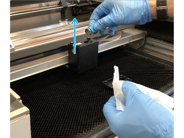 Gently move the printer head to the center of the laser arm. The top of the printer head is held on by magnets. Grasping only the top, pull up carefully to remove it and set it aside.