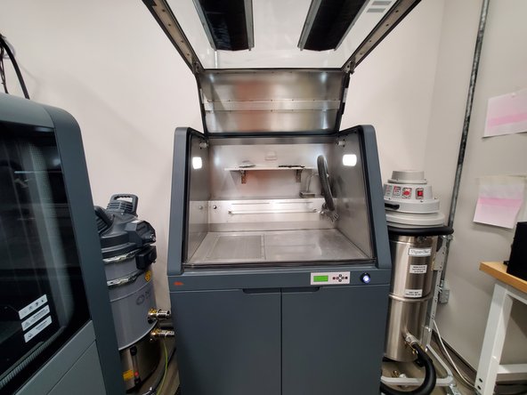 The vacuum and fines jar should always be installed when using the powder station