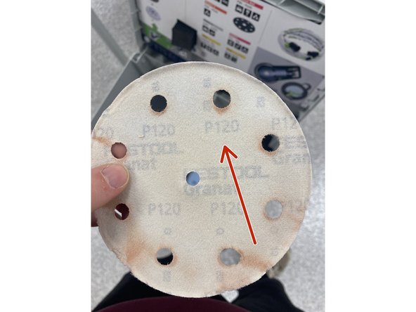 All of the sandpaper sheets for the hand sander have the grit on the underside of the sandpaper. In this case, this is 120 grit sandpaper. The lower the number, the rougher the sandpaper. For rough sanding use around 100-200 grit, while for a more polished surface use 500-600 grit.