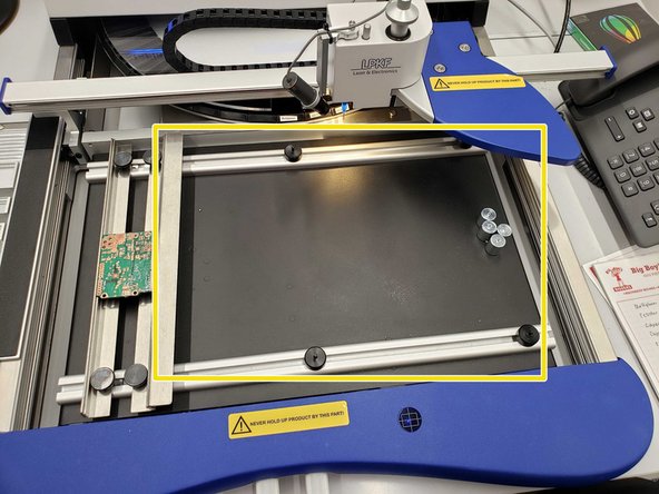 Palettes can be placed in the empty area on the micro-table.