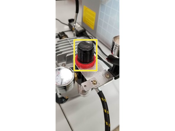 When the pressure is correct, press the locking ring of the knob back down. Keep in mind that the pressure when the brush is not in use should be higher than the desired working pressure.