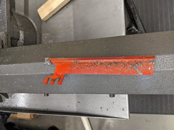 Use the 3 mm hex key to remove the red blade guide located at the lower end of the saw.