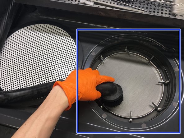 Use the vacuum to remove residual powder from the surface of the printed parts