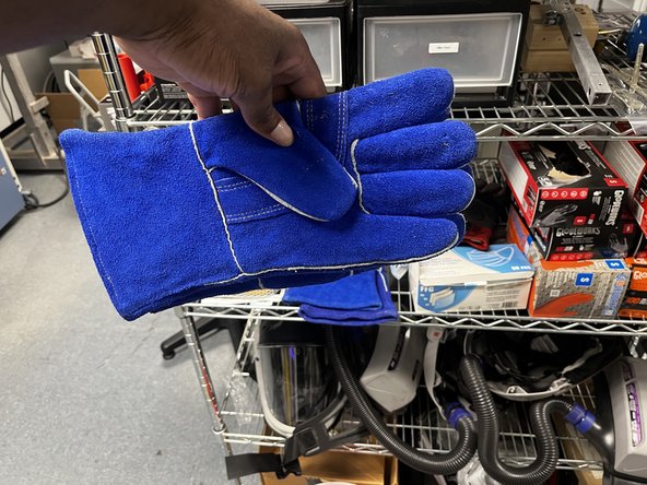 Move the screw back to the max shot size position by holding the plasticizing button until movement stops and the circle indicator turns yellow.