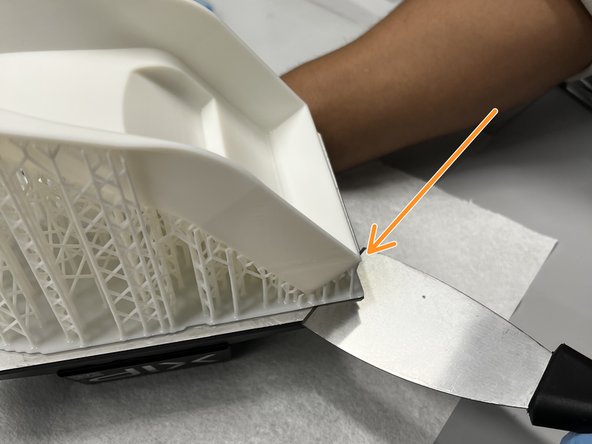 Use a very shallow angle when using the razor blade! Be careful not to scratch the build plate!