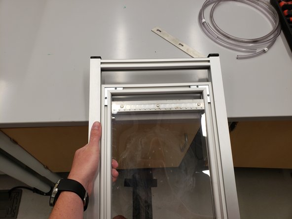 To release the plates, push the pins on the opposite side against a table and slide the plate to the side.