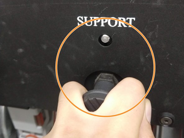 Remove the plug from the filament outlet and place it in its storage position