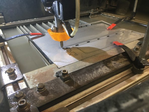 Insert the spokes into the grooves along the sides of the cutting area and rotate them until they are locked in place. Add clamps of appropriate length, as shown in picture 2