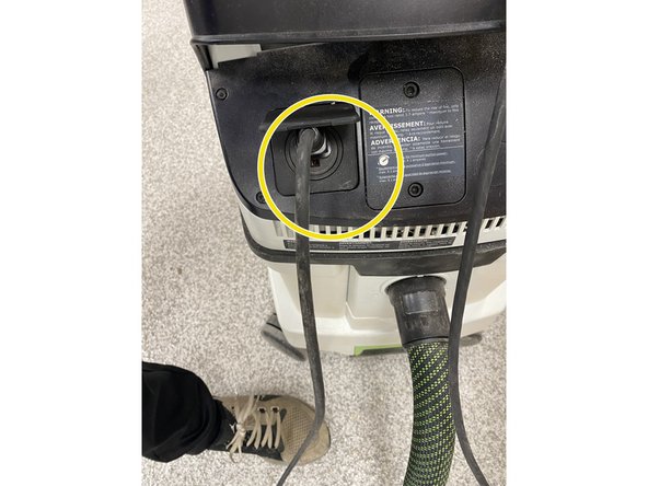 Plug in the power cable to a FESTOOL vacuum and make sure it is set to AUTO mode.