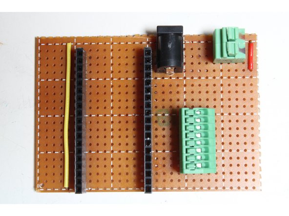 Using a sharp knife or Veroboard tool, split the stripboard’s copper conductors where indicated by green lines.