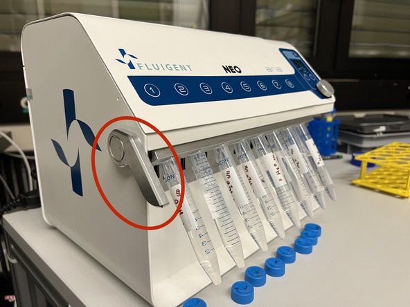 Pull the lever towards the front, unscrew the water reservoirs, screw your tubes in and push the lever back.