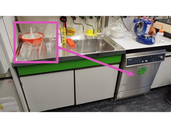 In the labelled drawers you find consumables, such as pipette tips, eppendorf tubes, falcon tubes, microscope slides, cover glasses, etc.