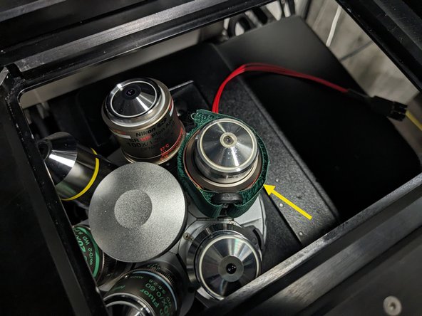 Tightly mount the objective heater on the objective you would like to use for the experiment. For this the stage insert is best to be removed for ease of access.