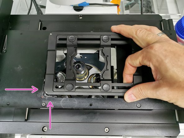 Mind the objectives when exchanging the stage inserts!