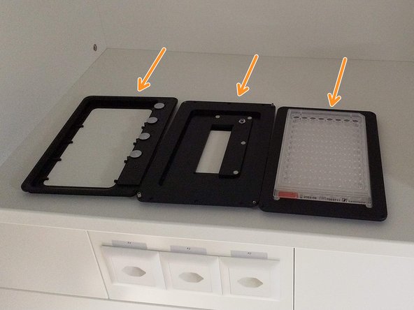 Usually, a universal insert for slides and petridishes is already installed.
