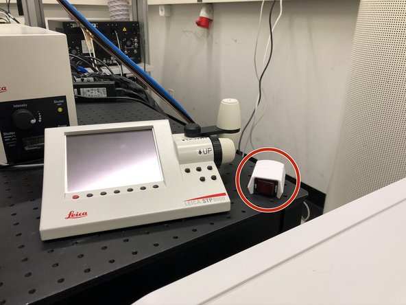 The correct turn on sequence is important for correct initialization of the microscope.