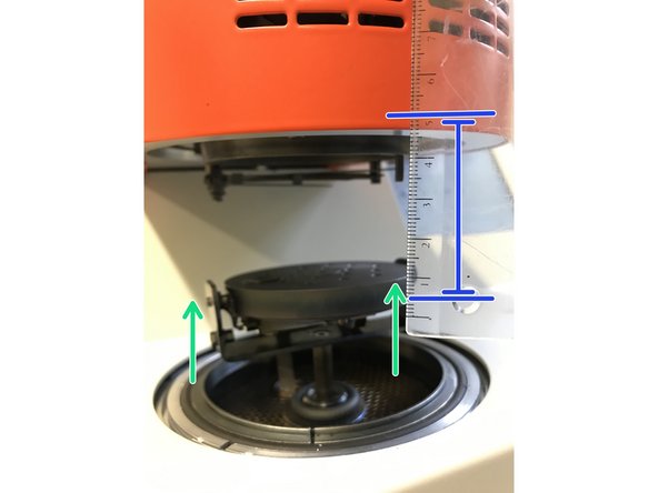 Tilt the sputter head down. Take the scale and lift the sample table upwards until a distance of approx. 5 cm is reached.