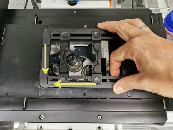 The stage insert is hold in place by two silver clamps which are located in the bottom left corner.