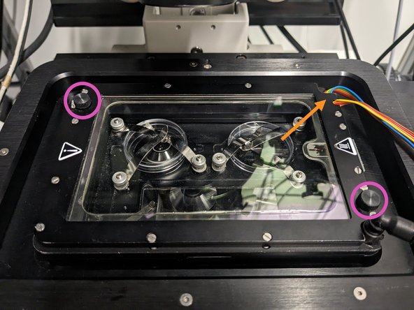 Insert the heating chamber into the stage, gently tightening with the little screw (arrow direction indicates how to tighten the screw).