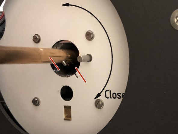 Align the small pin of the holder with the slit in the 5 o'clock position (during next step).