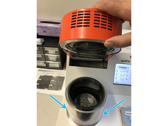 Lift the sputter head up again and place the recipient centered on the vacuum ring.