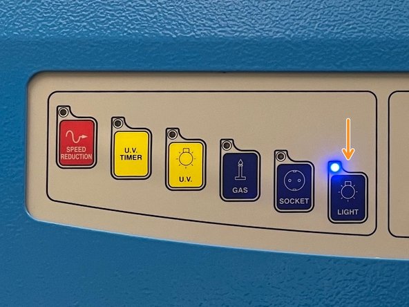 Switch on the operating light by pressing the &quot;💡 LIGHT&quot; button.