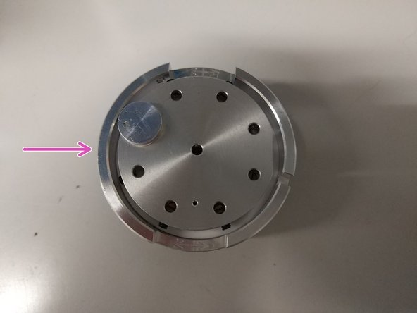 Mount on regular Zeiss holder and attach with the screws.