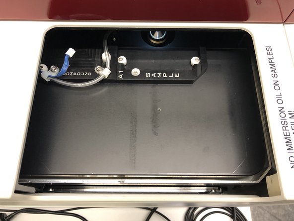 The sample try opens and the stage as well as the objective will be positioned for cleaning and the transmission light is activated for illuminating the objective.