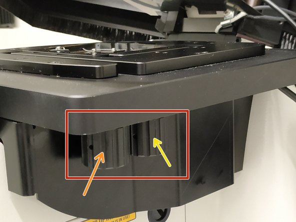Insert a sample with the coverslip facing down and fix it with the two springs.