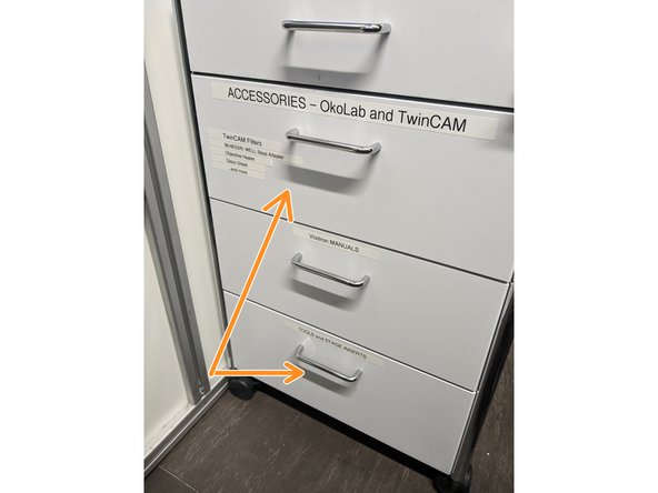 Make sure the objective turret has been lowered before exchanging stage inserts.