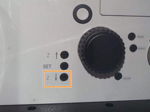 Lower the objective turret by pressing the &quot;Z downwards&quot; button on the right side of the microscope.