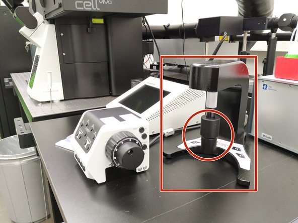 Removing the universal stage insert allows for inserting well plates.