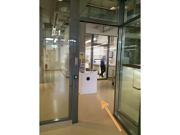 Go trough the glass door &quot;Wet Lab V.552&quot; to the left.